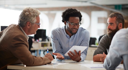 自転車を持って歩く男性