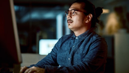 Uma pessoa olhando para um monitor em um escritório