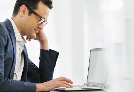 Homme regardant un ordinateur portable